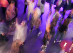 Frau geht tanzen - Für Frauen im besten Alter (18-89)